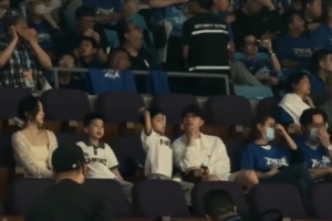 hth华体会官网-马龙全家都来了！一家四口现身首体现场观战CBA总决赛G4