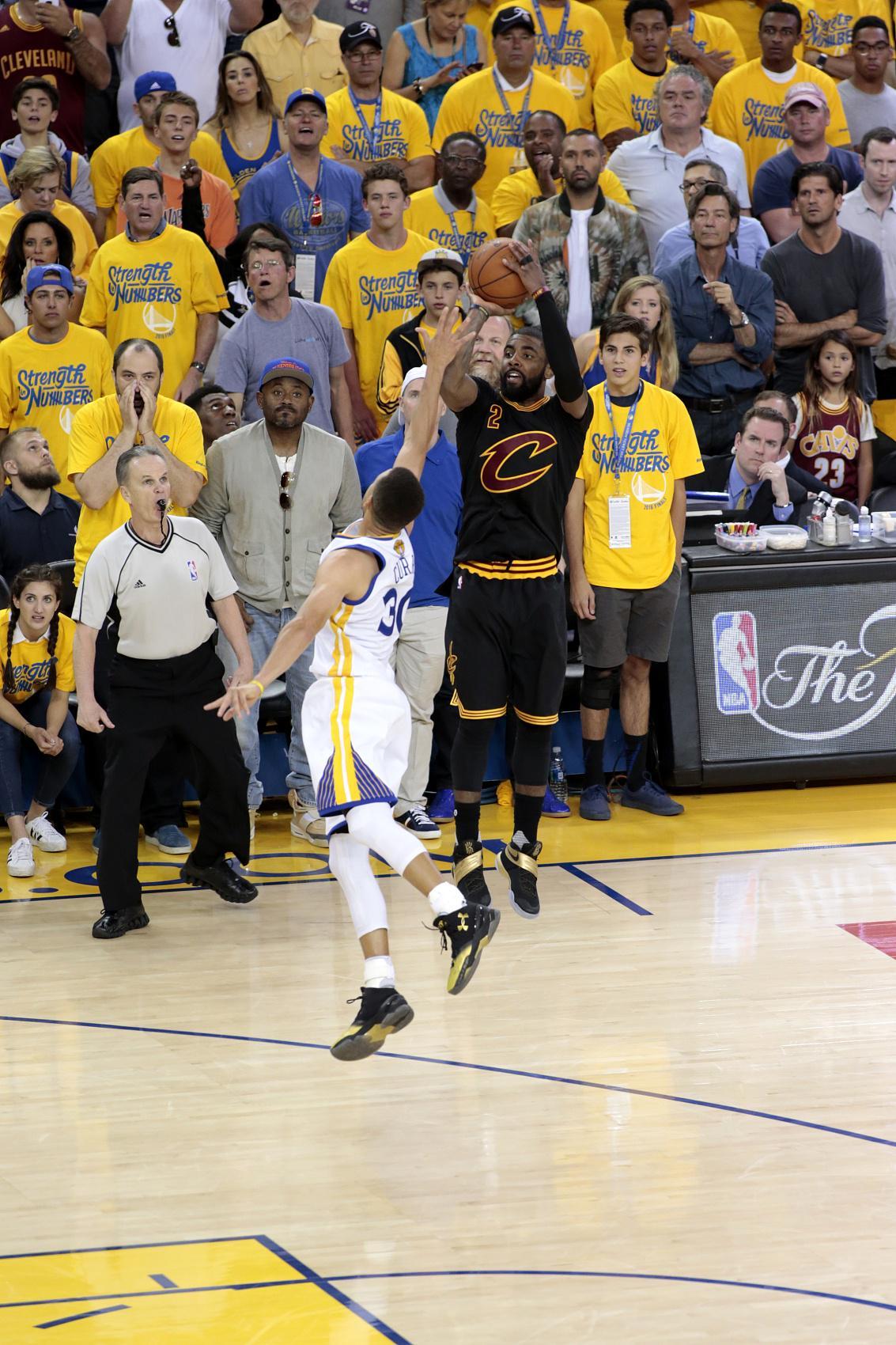 华体会官方网站入口-美记：欧文投进NBA历史著名关键球 他和追梦克莱入选名人堂无悬念