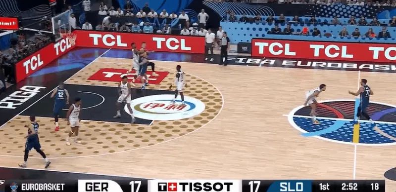 华体会官方网站入口-这手感！裁判哨响吹停比赛，东契奇中圈随手一投空心入网