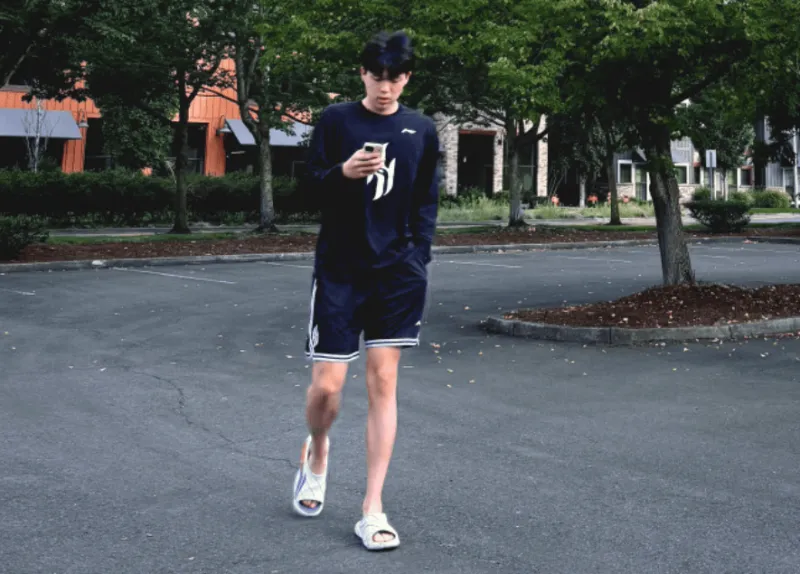 华体会app官方网站-工作室更新动态分享杨瀚森日常休闲照片：波特兰的秋