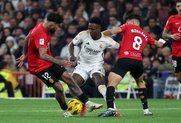 华体会app官方网站-新年首战进攻再受阻，“倒车大法”助皇马夺半程冠军