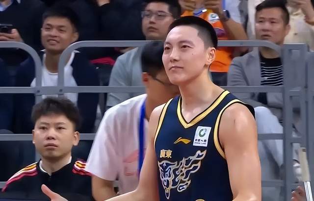 华体会app官方网站-广东队主场40分惨败，杜锋脸色铁青，朱芳雨该认真上班了