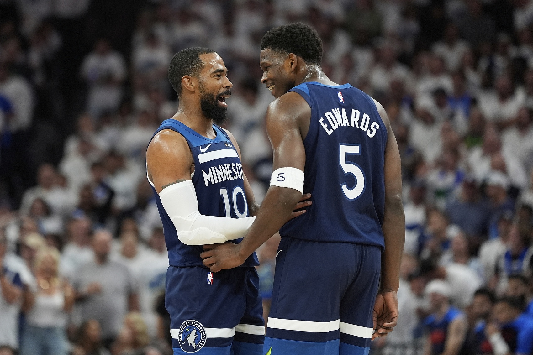 华体会官方网站入口-爱德华兹：听说康利还能回来&amp;我真的希望这能发生 我们想要他回来