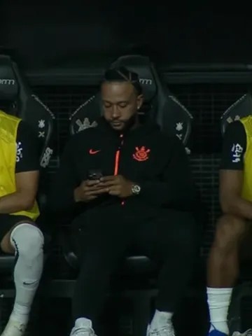 华体会体育最新登录地址-巴西媒体：德佩因在替补席玩手机，已经被巴西体育法院起诉